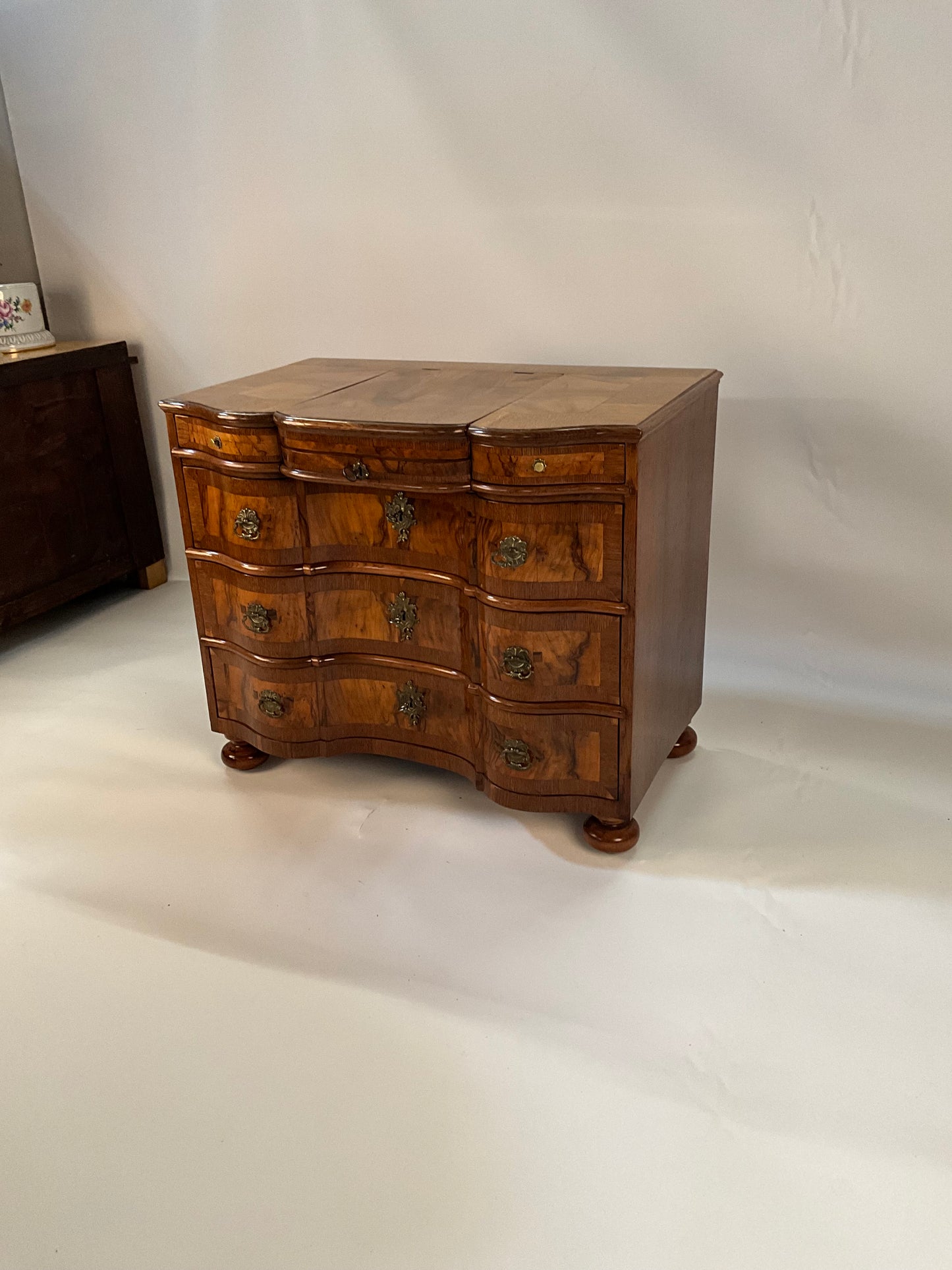 Barockkommode in Nussbaum mit Spiegel um 1760