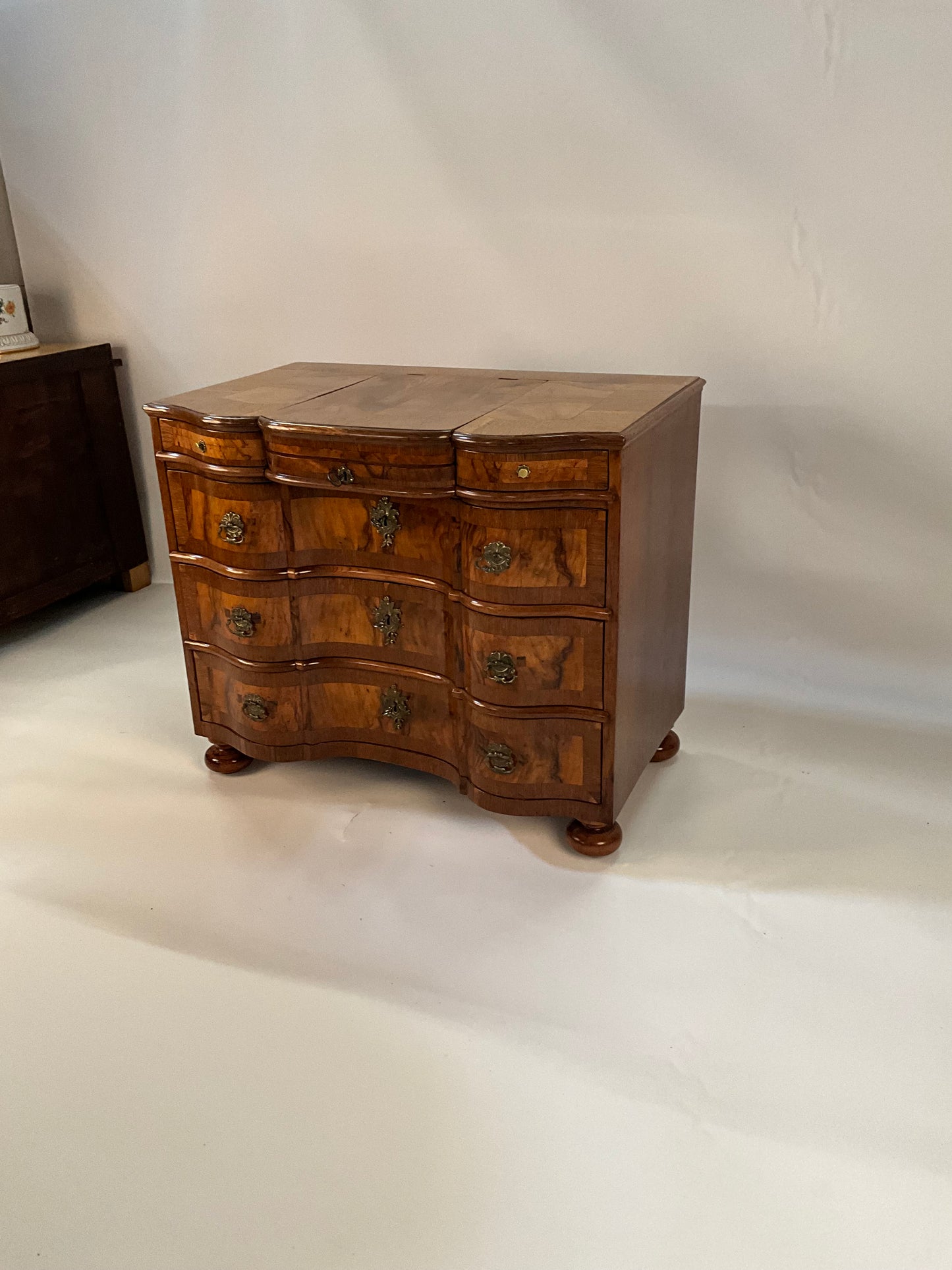 Barockkommode in Nussbaum mit Spiegel um 1760