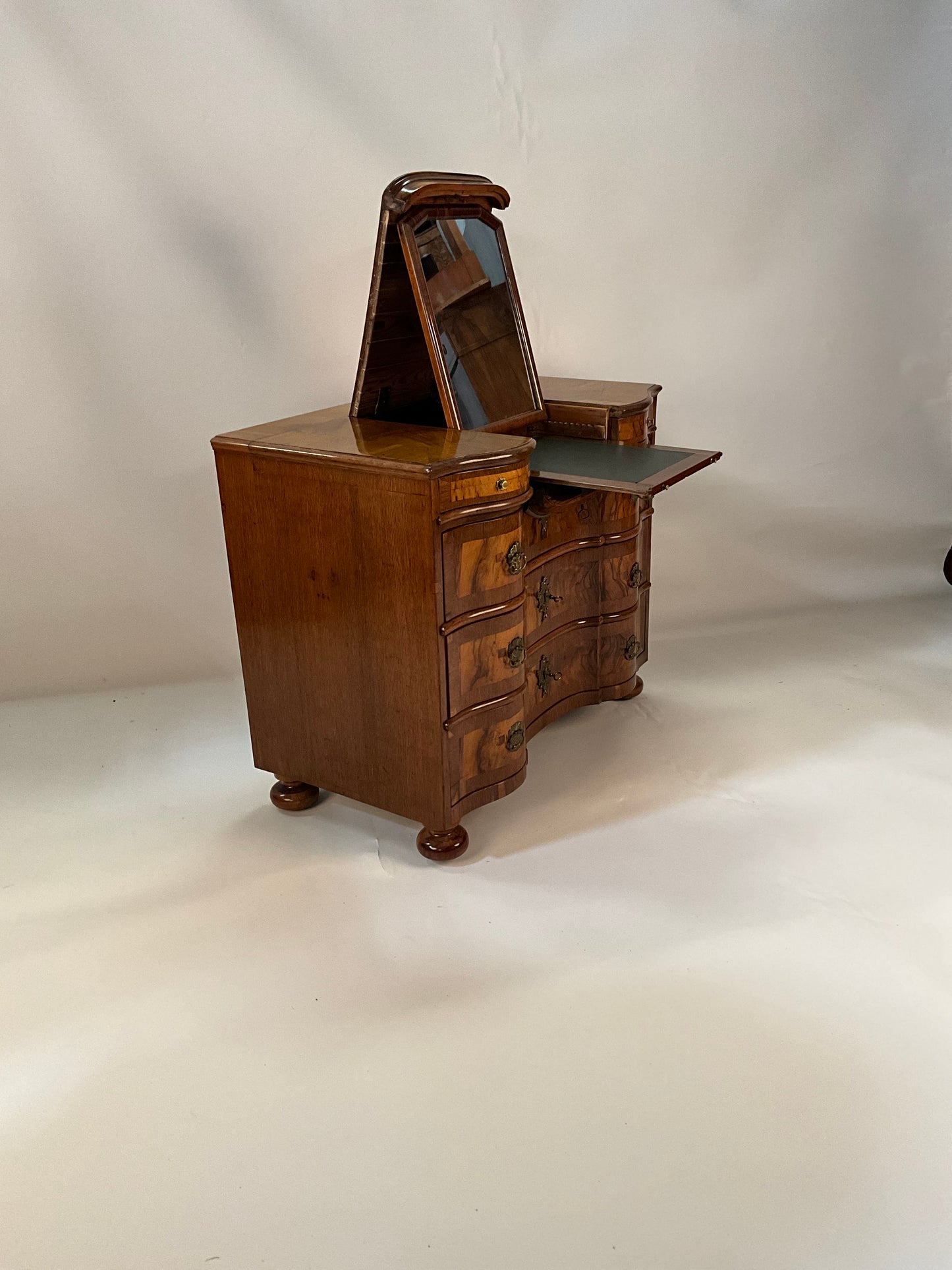 Barockkommode in Nussbaum mit Spiegel um 1760