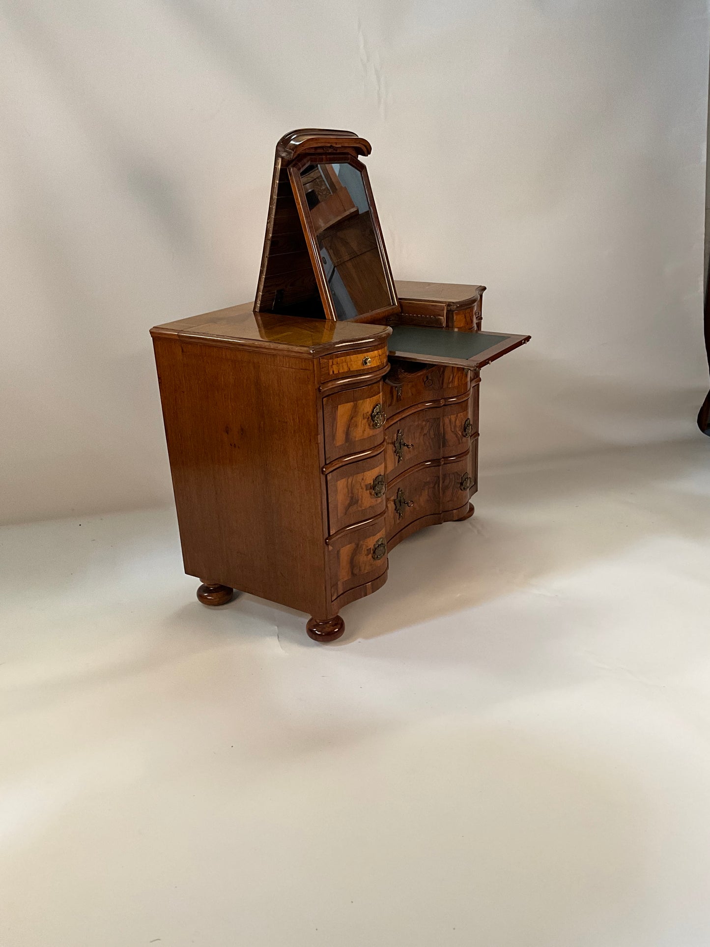 Barockkommode in Nussbaum mit Spiegel um 1760