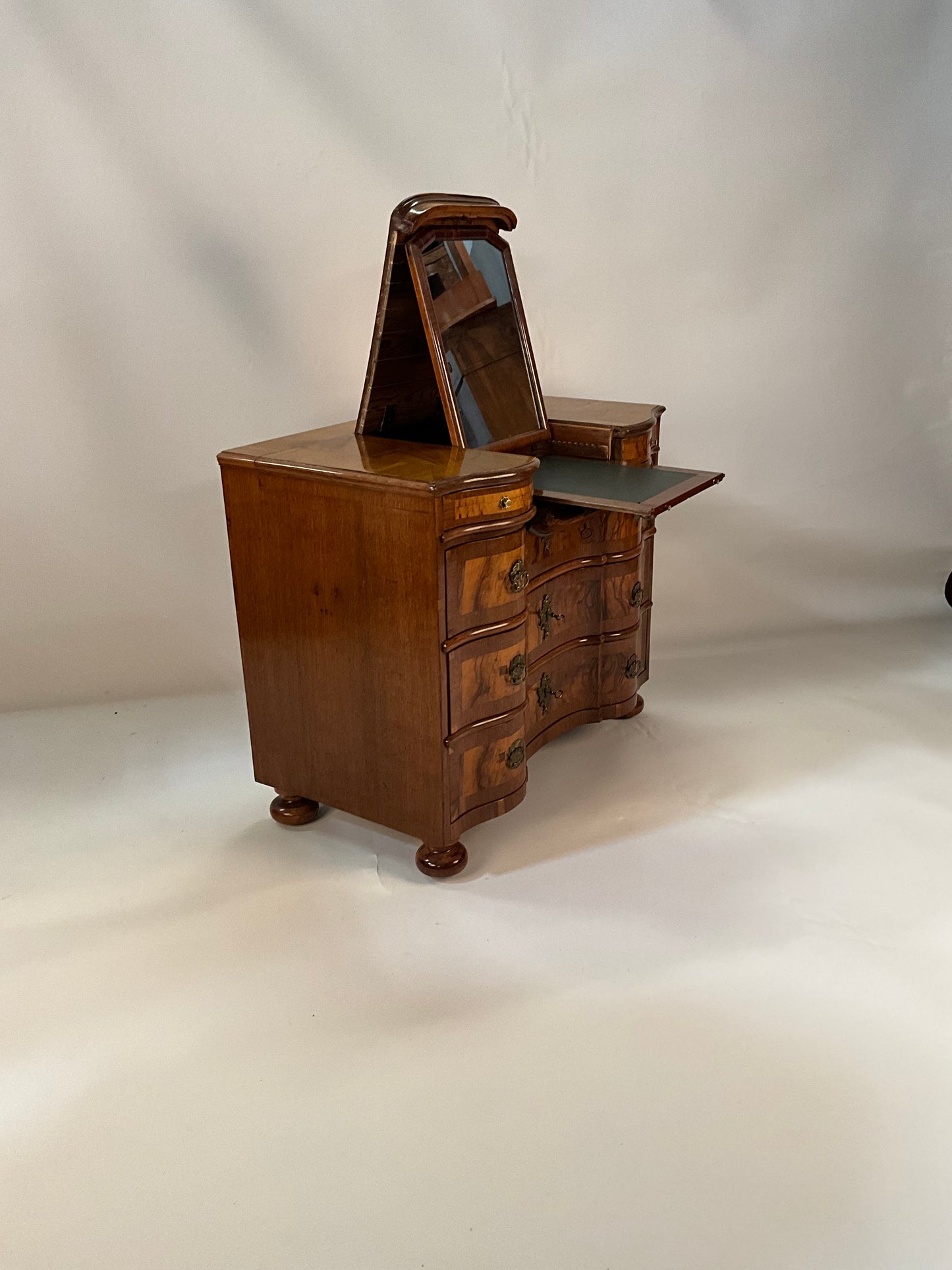 Barockkommode in Nussbaum mit Spiegel um 1760