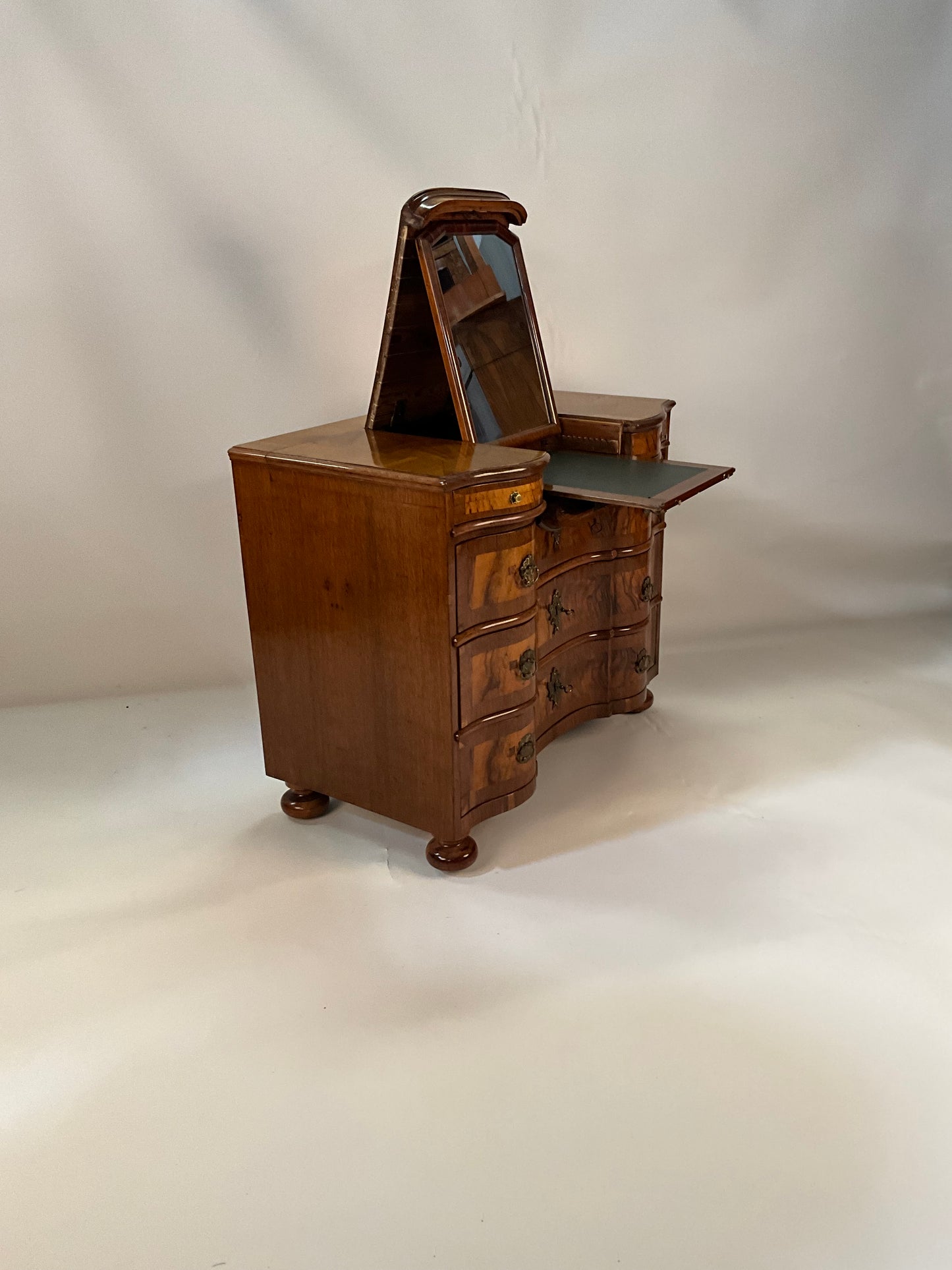 Barockkommode in Nussbaum mit Spiegel um 1760