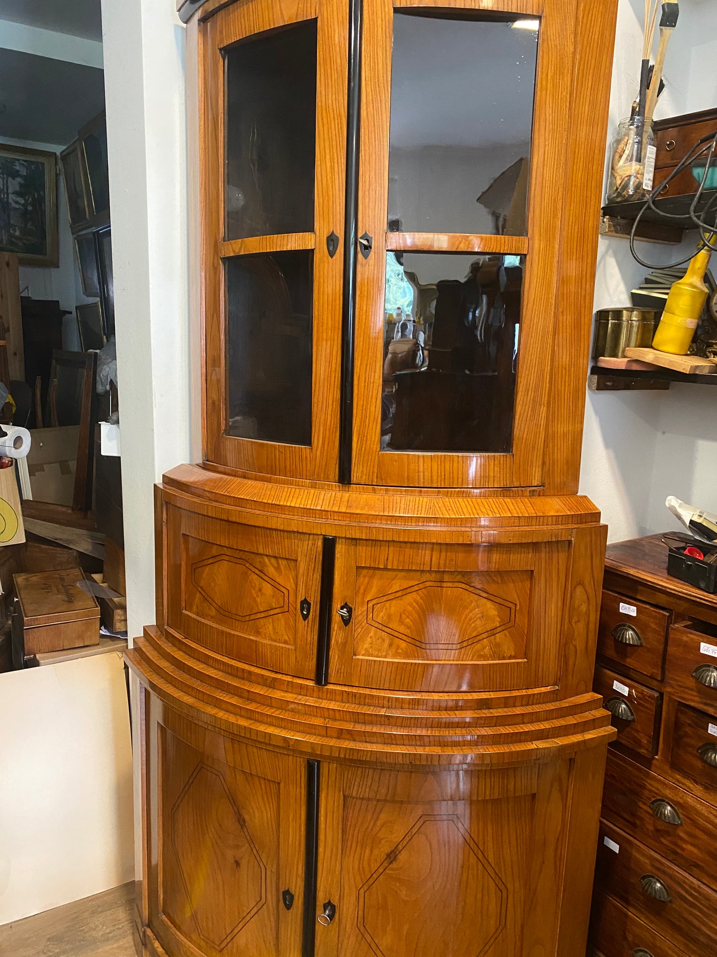 Biedermeier Eckvitrine in Esche um 1830