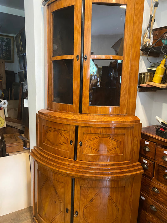 Biedermeier Eckvitrine in Esche um 1830