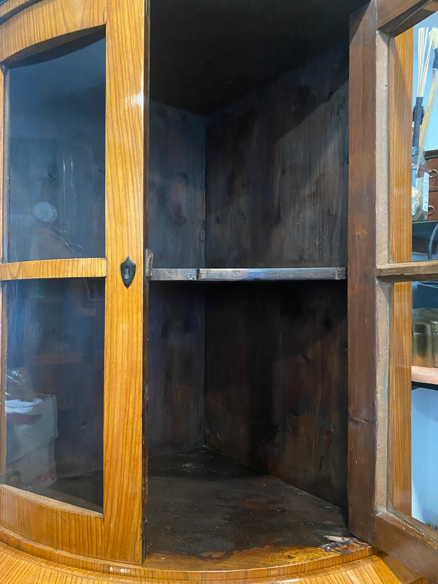 Biedermeier Eckvitrine in Esche um 1830