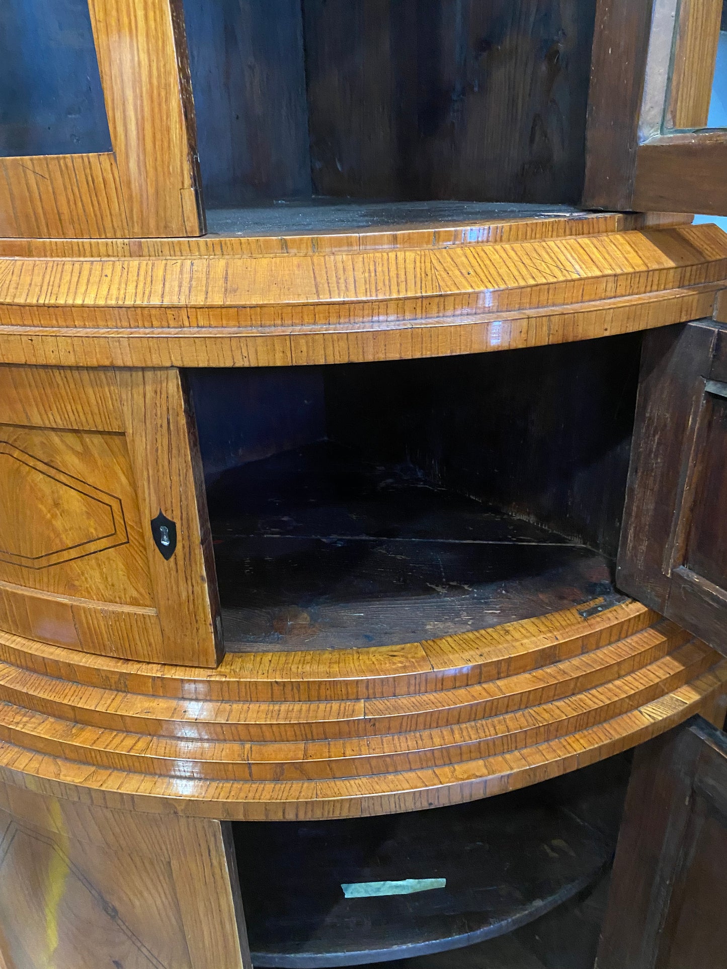 Biedermeier Eckvitrine in Esche um 1830