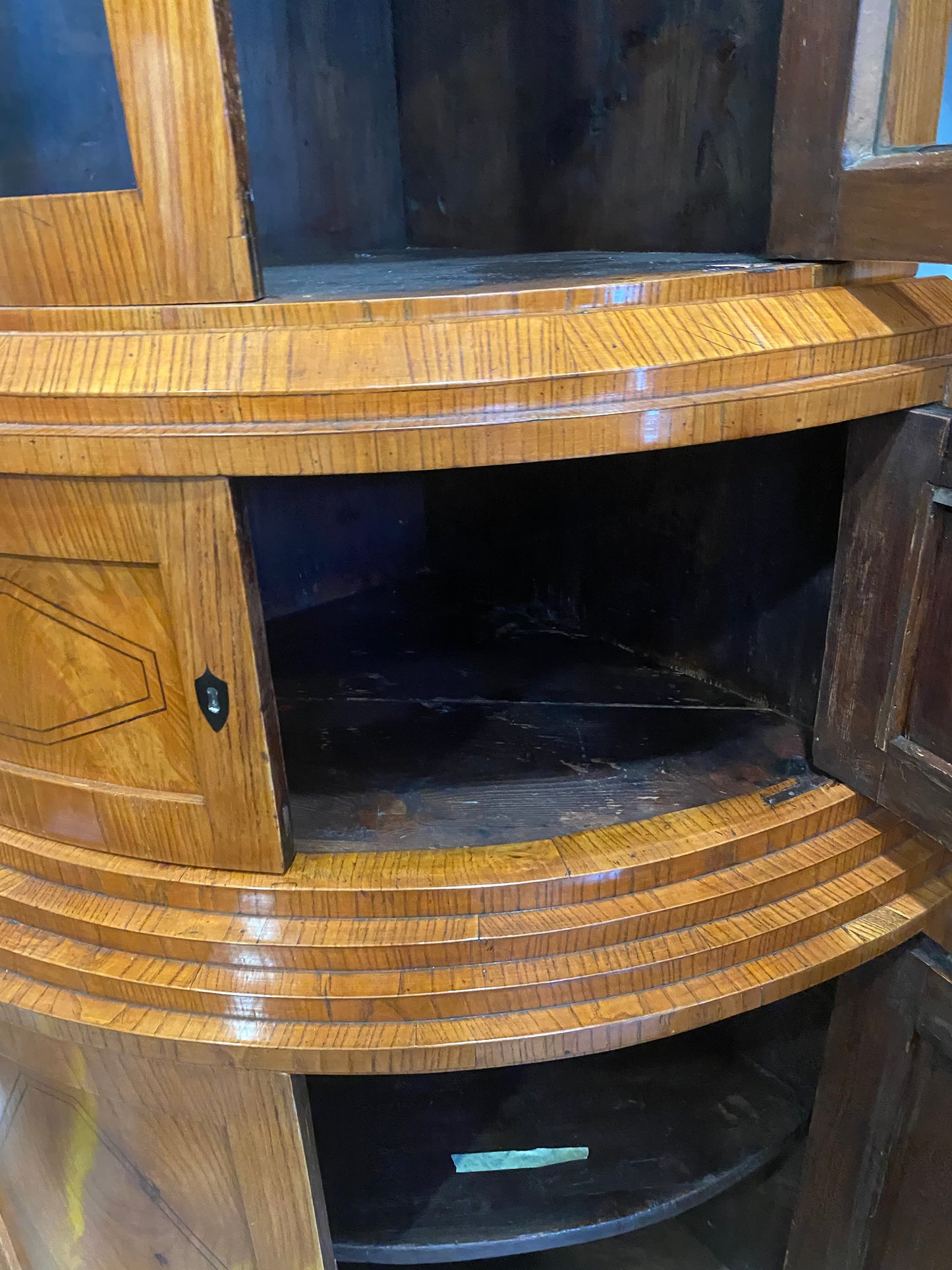 Biedermeier Eckvitrine in Esche um 1830