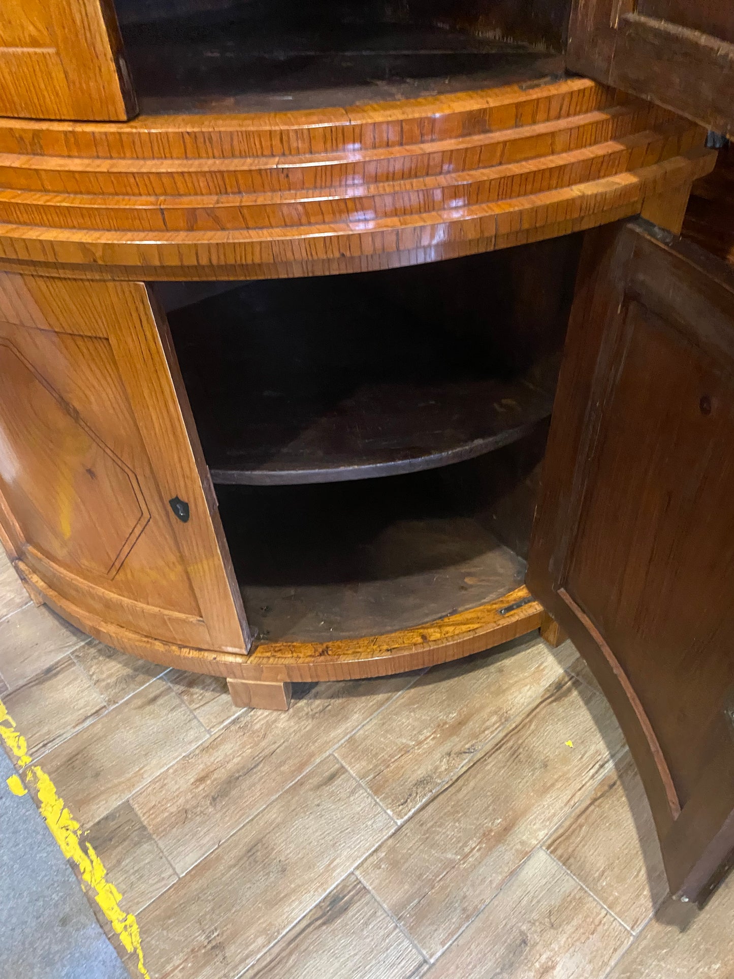 Biedermeier Eckvitrine in Esche um 1830