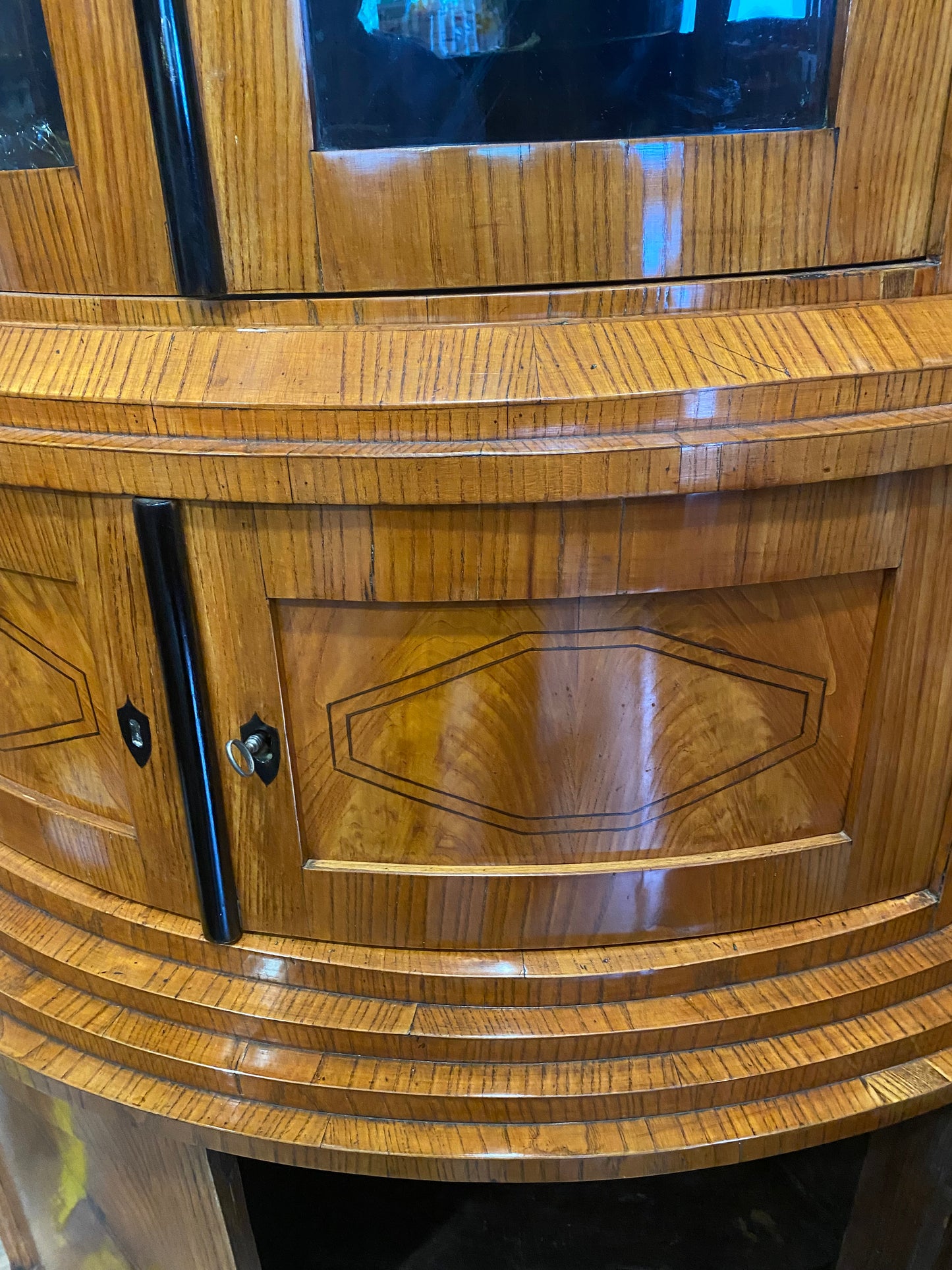 Biedermeier Eckvitrine in Esche um 1830