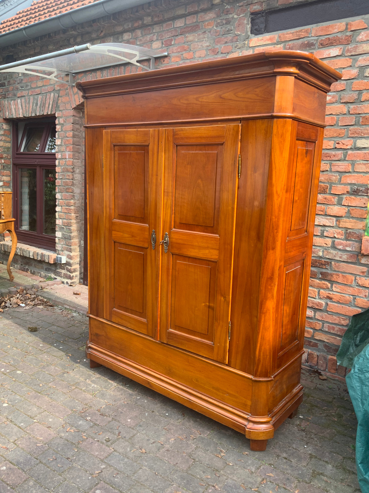 Biedermeier Dielenschrank in Kirschbaum um 1830