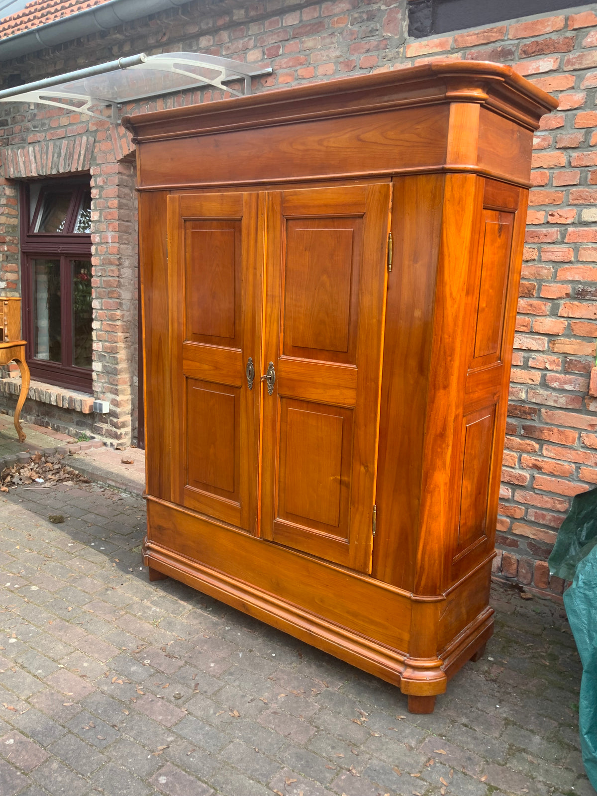 Biedermeier Dielenschrank in Kirschbaum um 1830