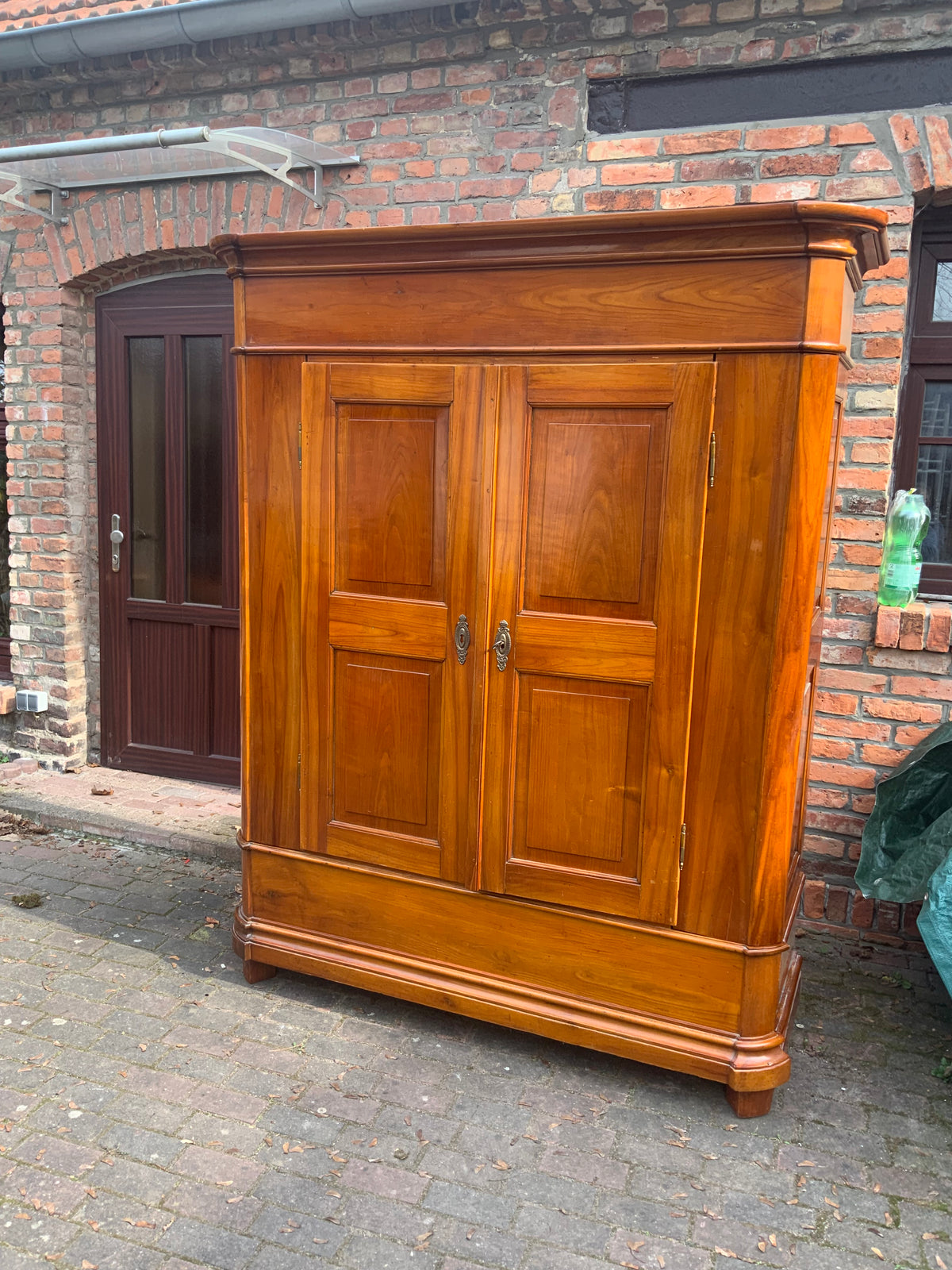Biedermeier Dielenschrank in Kirschbaum um 1830