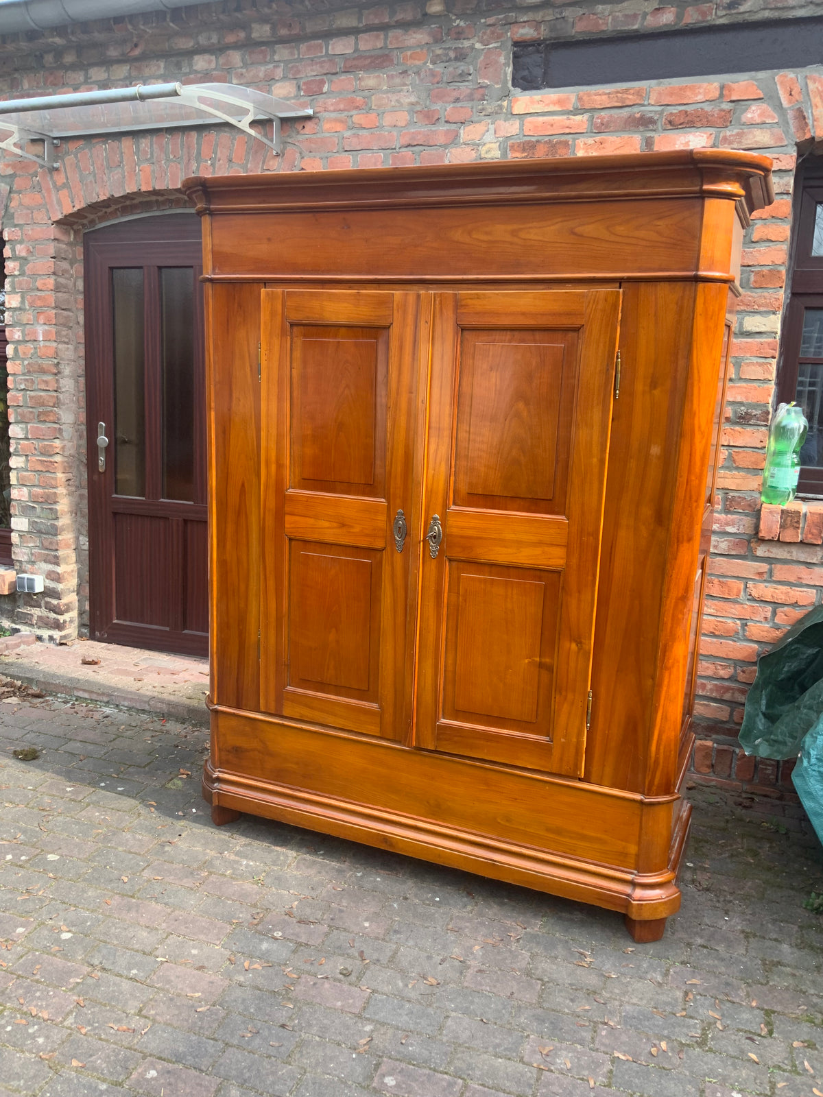 Biedermeier Dielenschrank in Kirschbaum um 1830