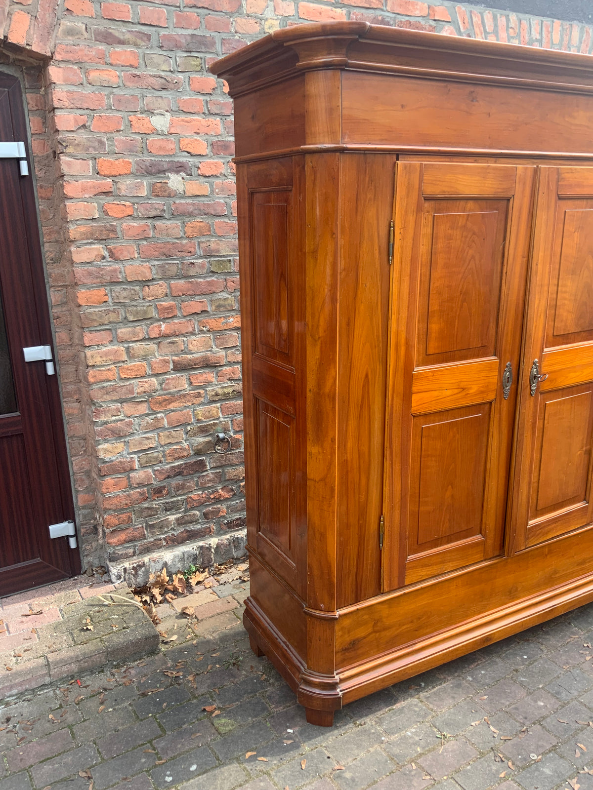 Biedermeier Dielenschrank in Kirschbaum um 1830