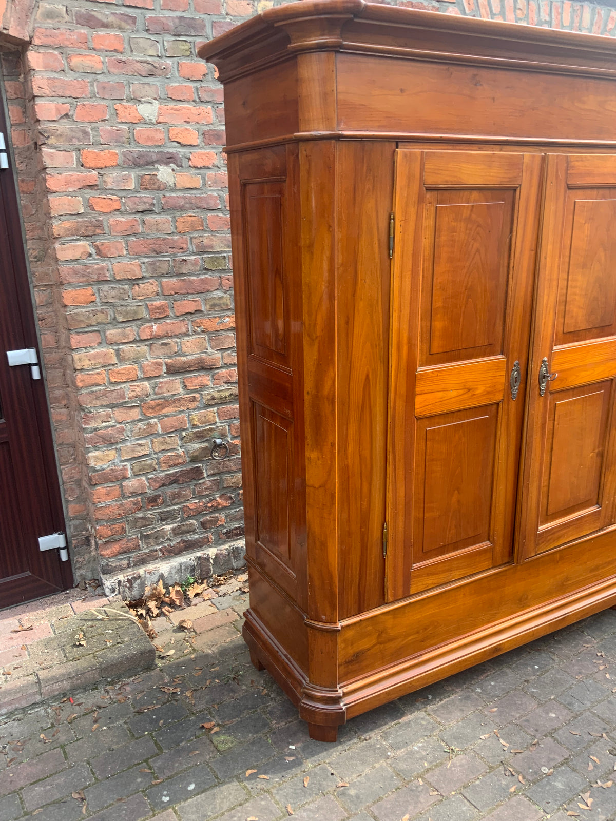 Biedermeier Dielenschrank in Kirschbaum um 1830