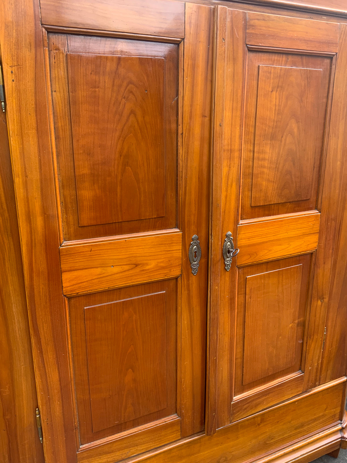 Biedermeier Dielenschrank in Kirschbaum um 1830