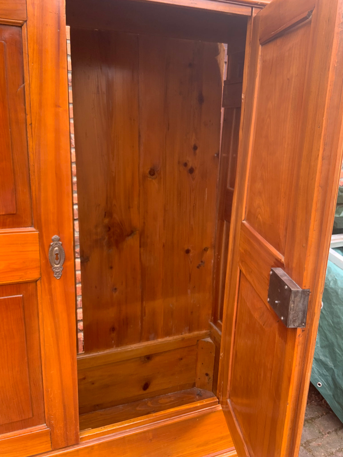 Biedermeier Dielenschrank in Kirschbaum um 1830