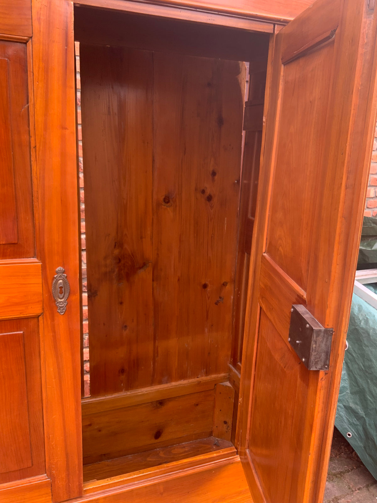Biedermeier Dielenschrank in Kirschbaum um 1830