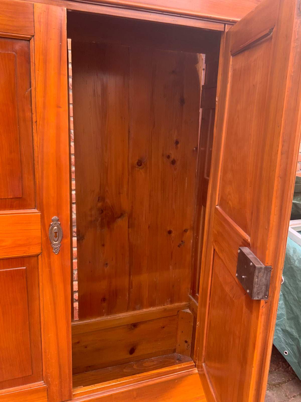 Biedermeier Dielenschrank in Kirschbaum um 1830