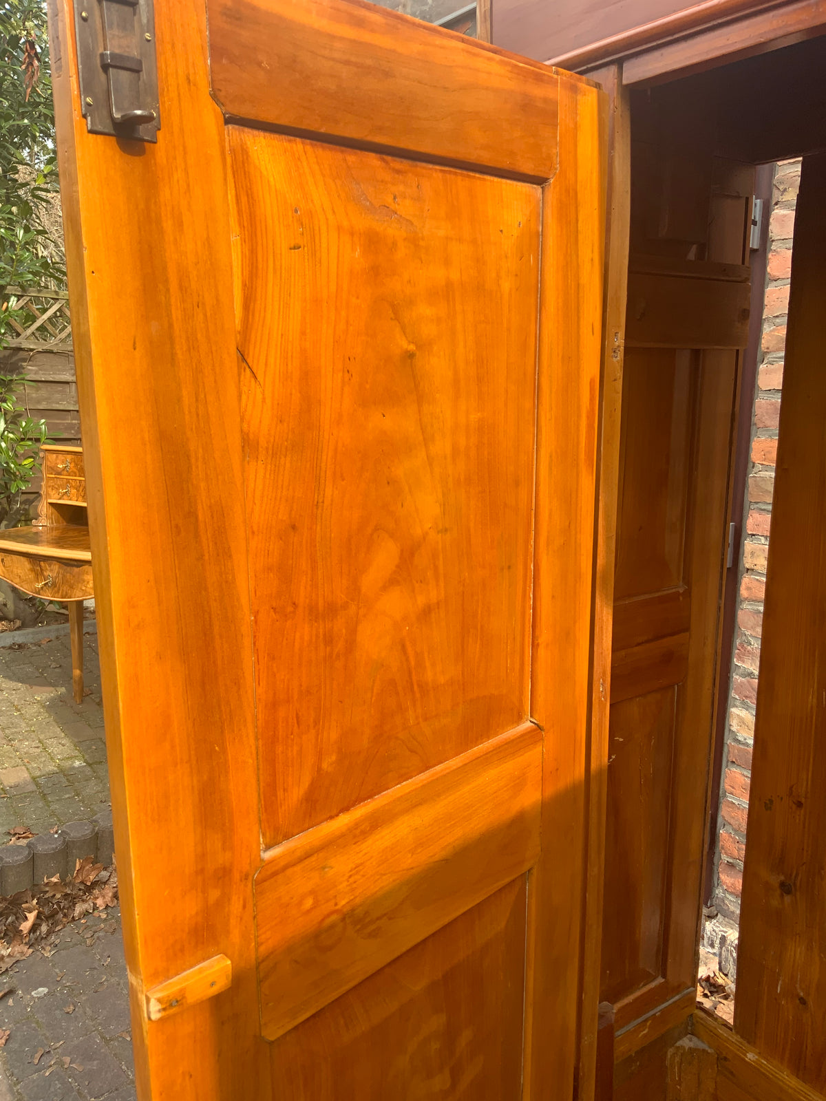 Biedermeier Dielenschrank in Kirschbaum um 1830