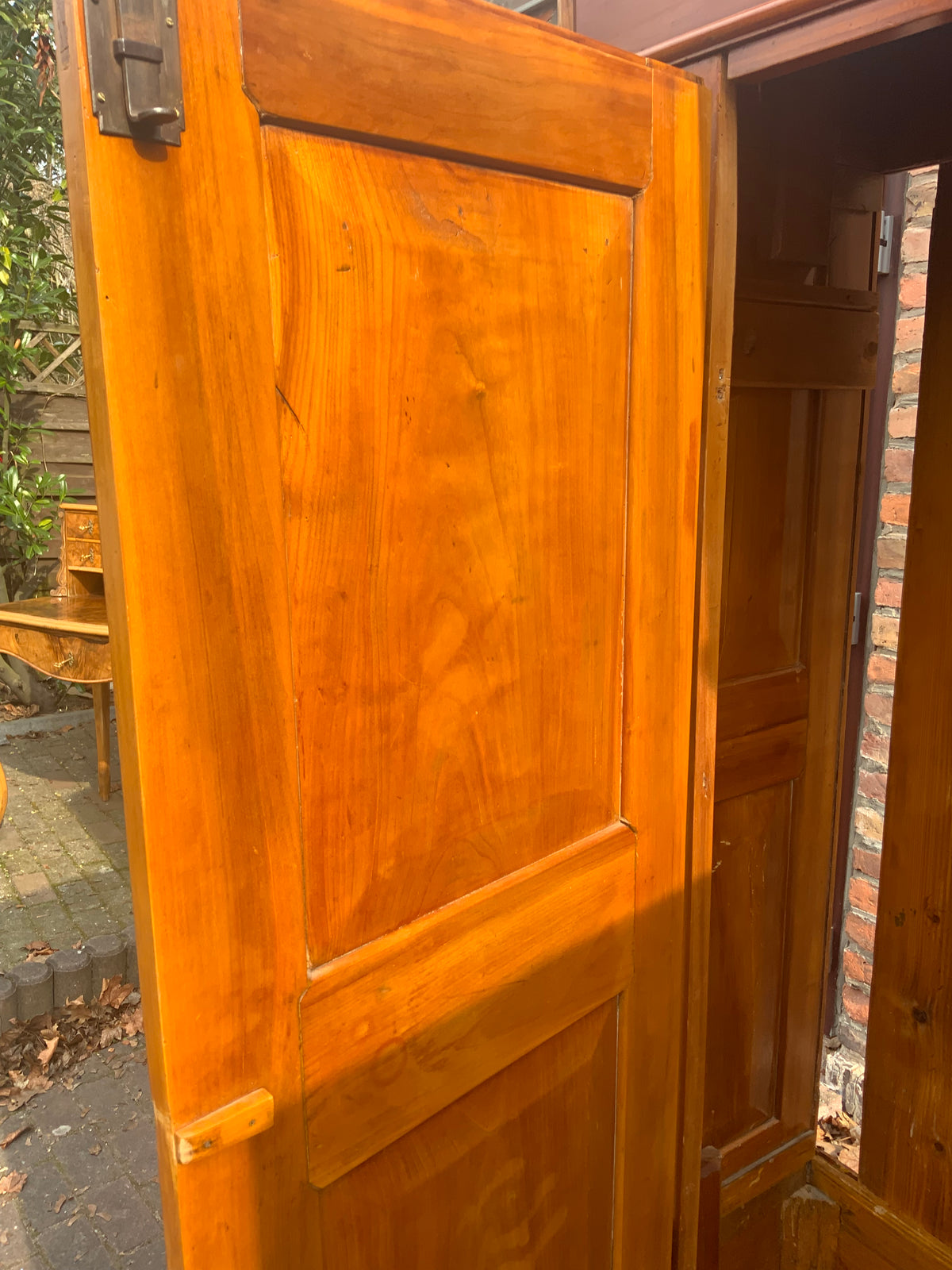 Biedermeier Dielenschrank in Kirschbaum um 1830