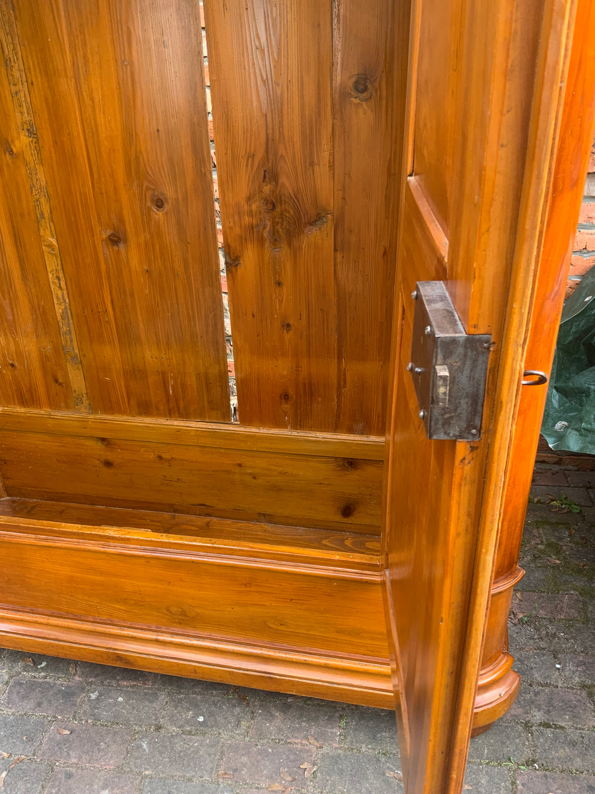 Biedermeier Dielenschrank in Kirschbaum um 1830