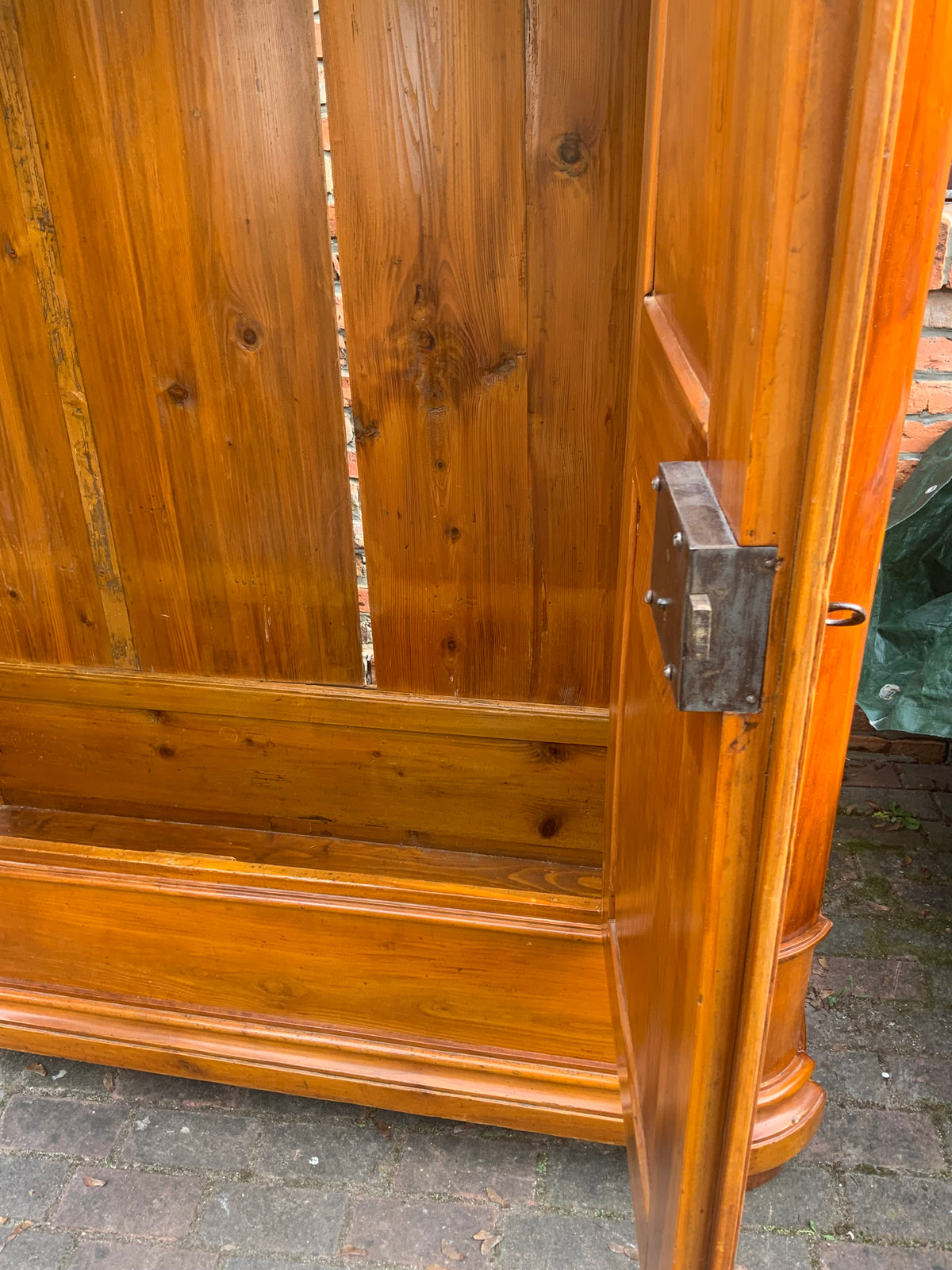 Biedermeier Dielenschrank in Kirschbaum um 1830