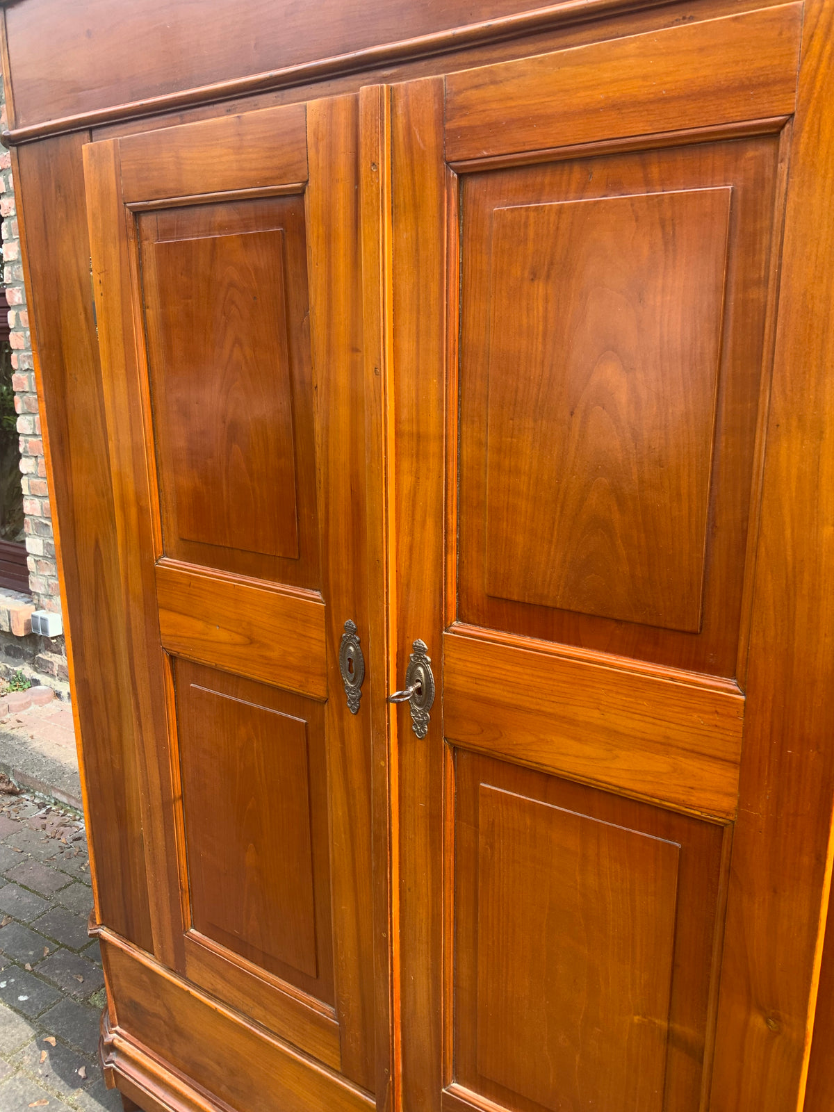 Biedermeier Dielenschrank in Kirschbaum um 1830