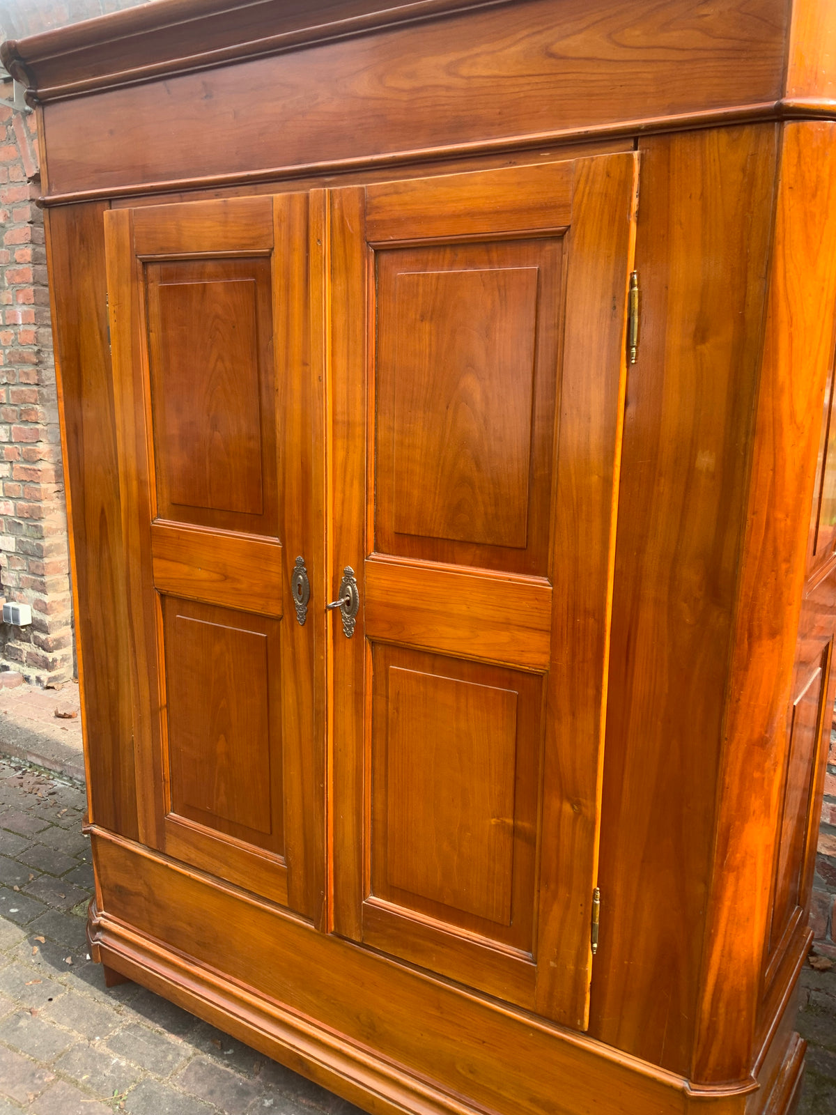 Biedermeier Dielenschrank in Kirschbaum um 1830