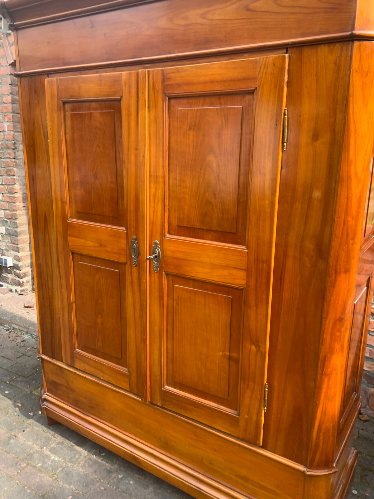 Biedermeier Dielenschrank in Kirschbaum um 1830