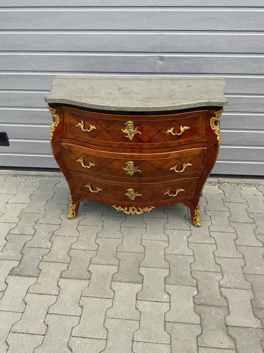 Rokoko Kommode in Nussbaum 2. Hälfte des 18.Jh