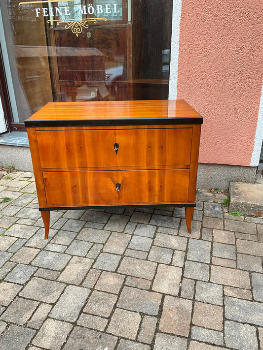 Biedermeierkommode in Kirschbaum um 1820