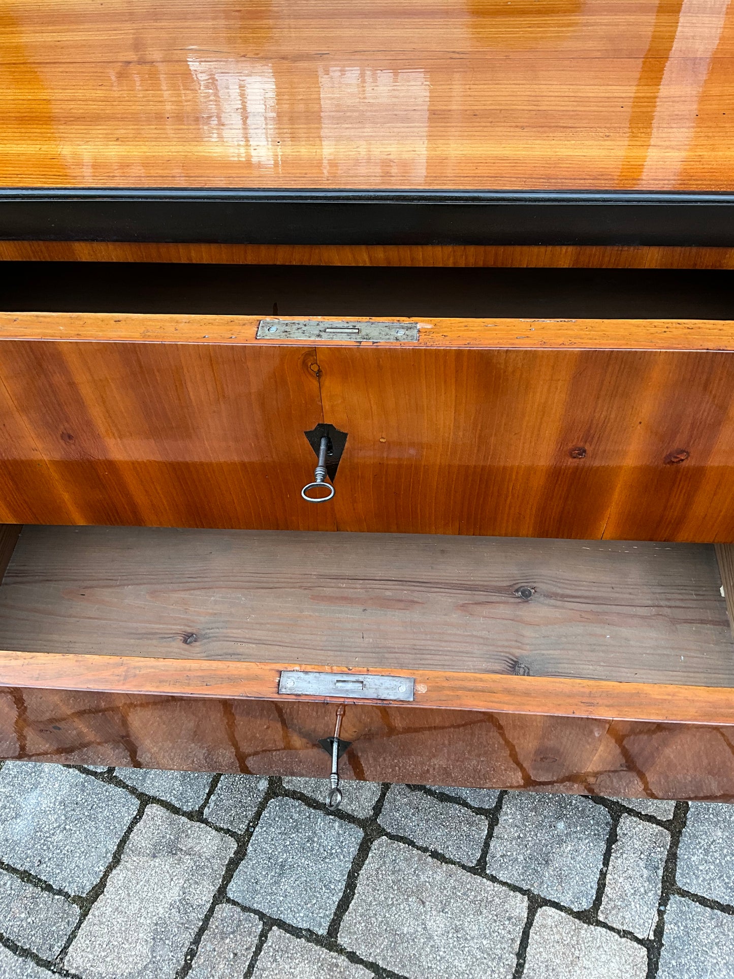 Biedermeierkommode in Kirschbaum um 1820