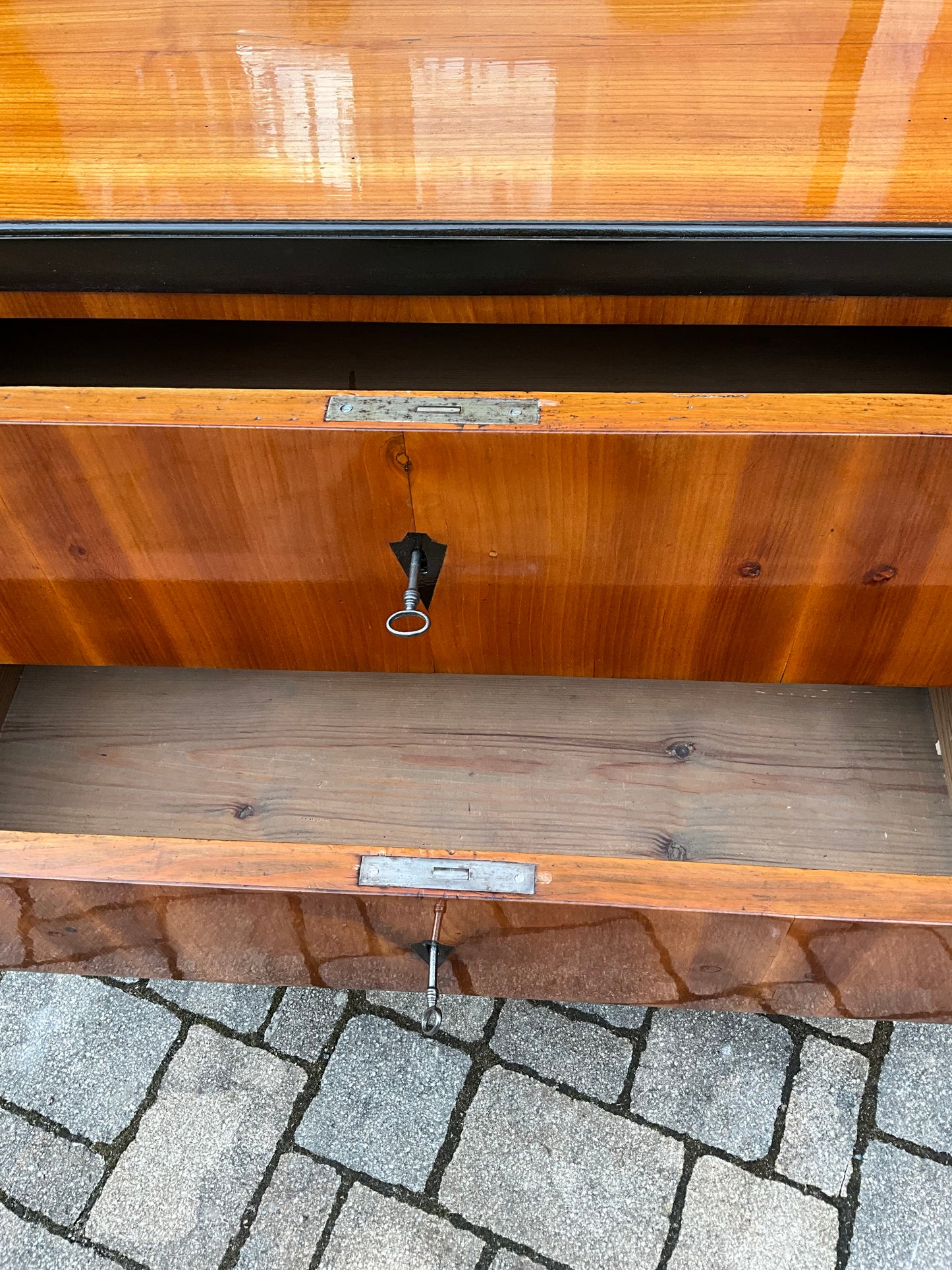 Biedermeierkommode in Kirschbaum um 1820