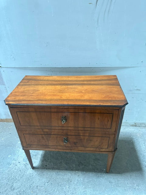 Klassizistische Nussbaumkommode um 1810