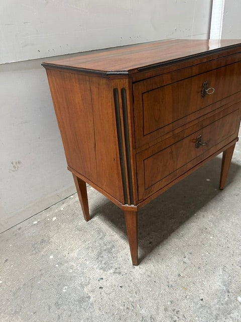 Klassizistische Nussbaumkommode um 1810