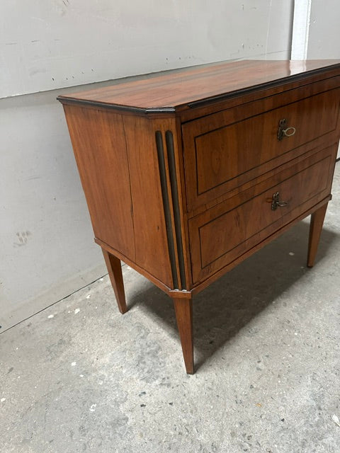 Klassizistische Nussbaumkommode um 1810