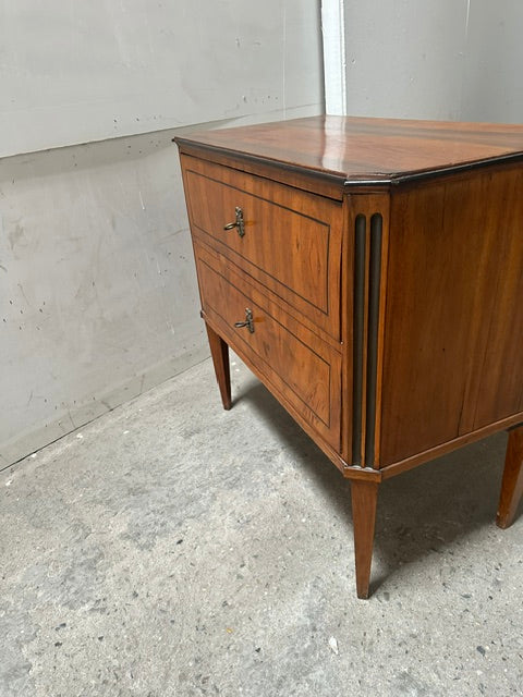 Klassizistische Nussbaumkommode um 1810