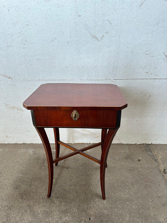 Biedermeier Beistelltisch in Mahagoni um 1830