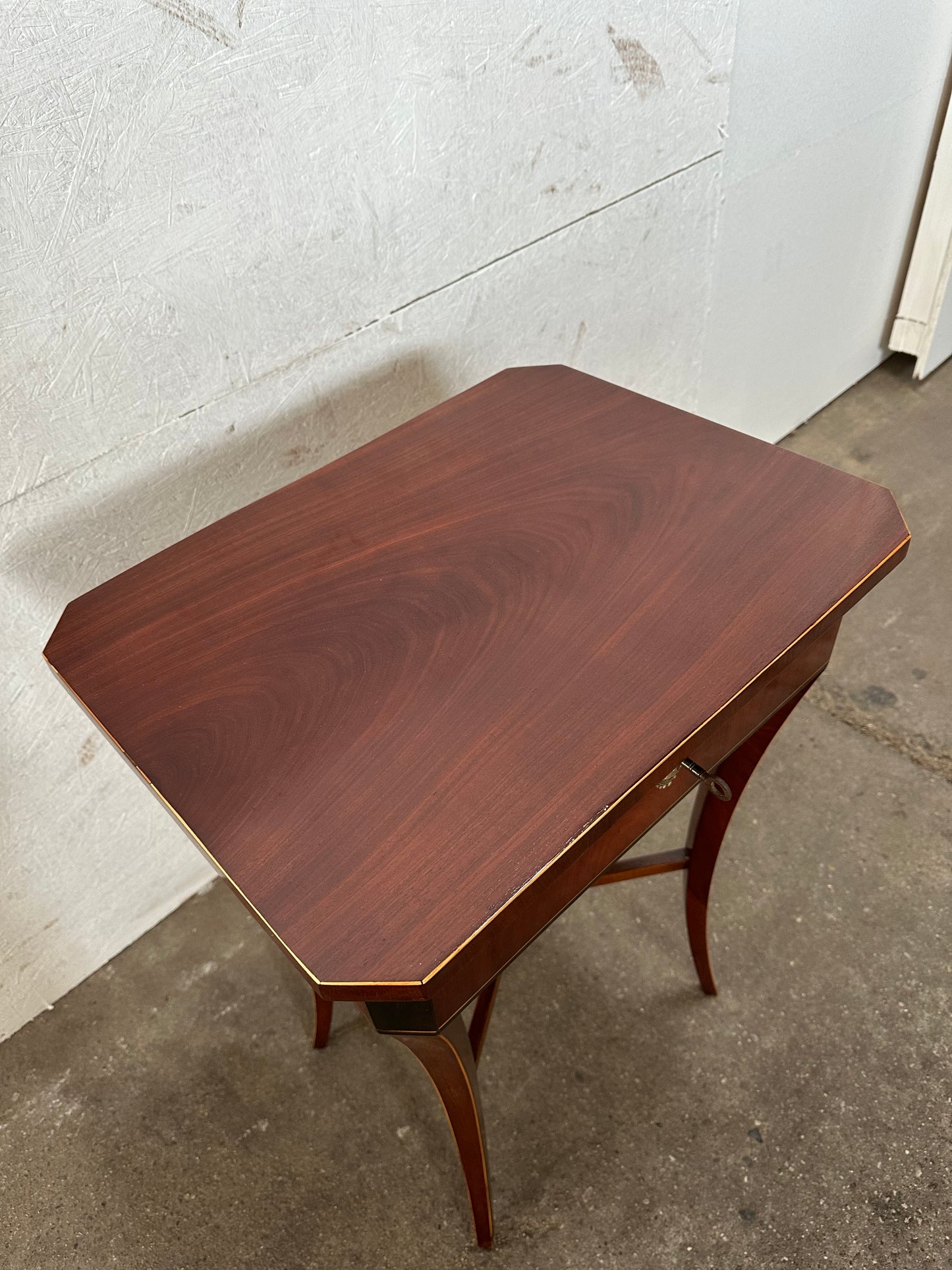 Biedermeier Beistelltisch in Mahagoni um 1830