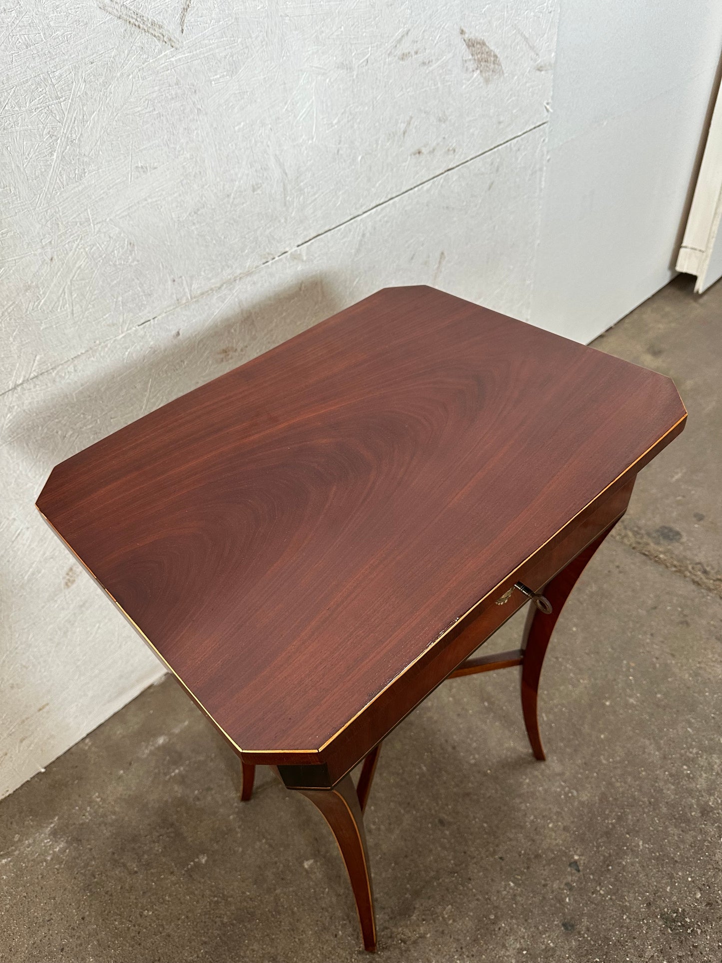 Biedermeier Beistelltisch in Mahagoni um 1830