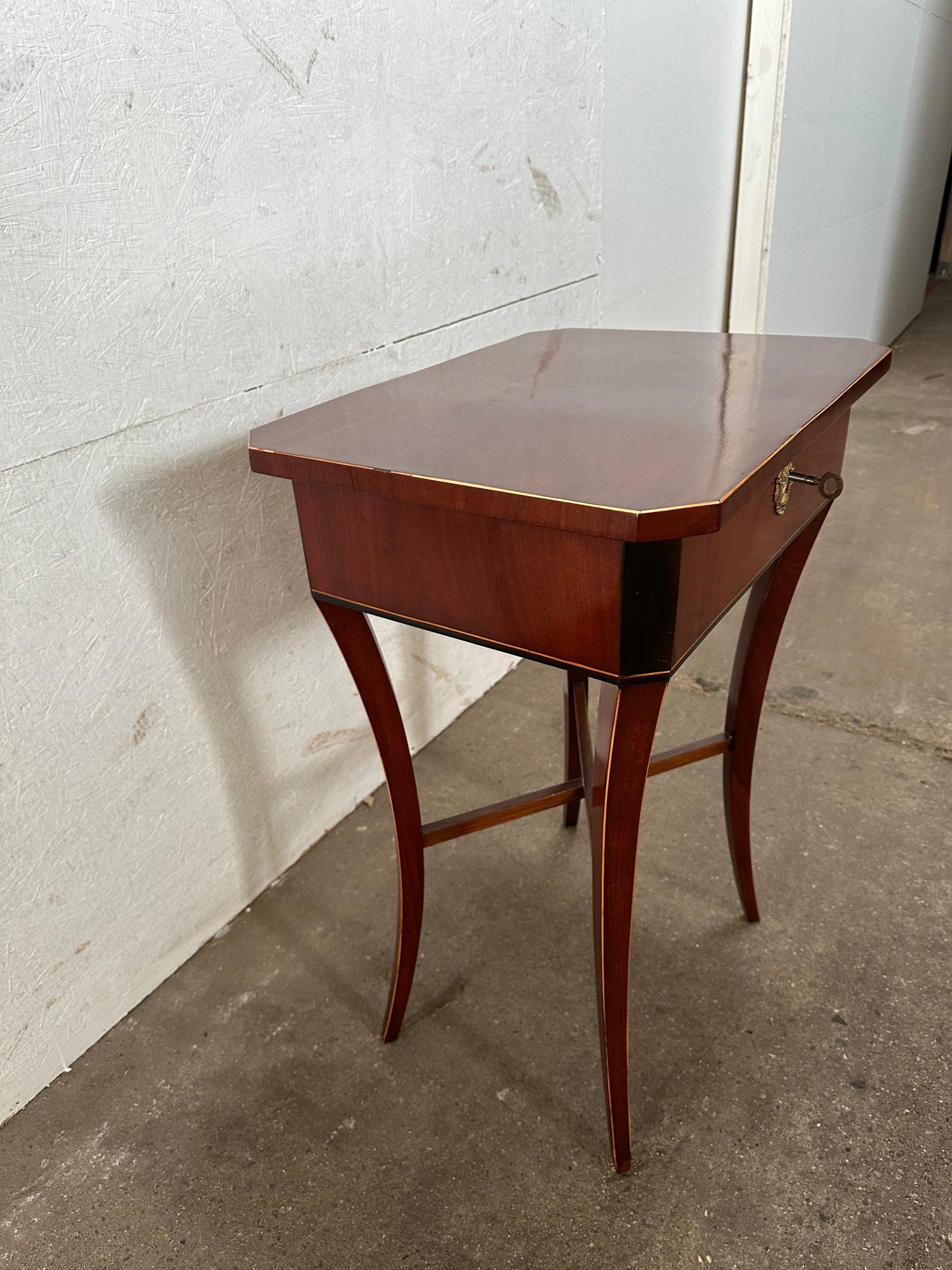 Biedermeier Beistelltisch in Mahagoni um 1830