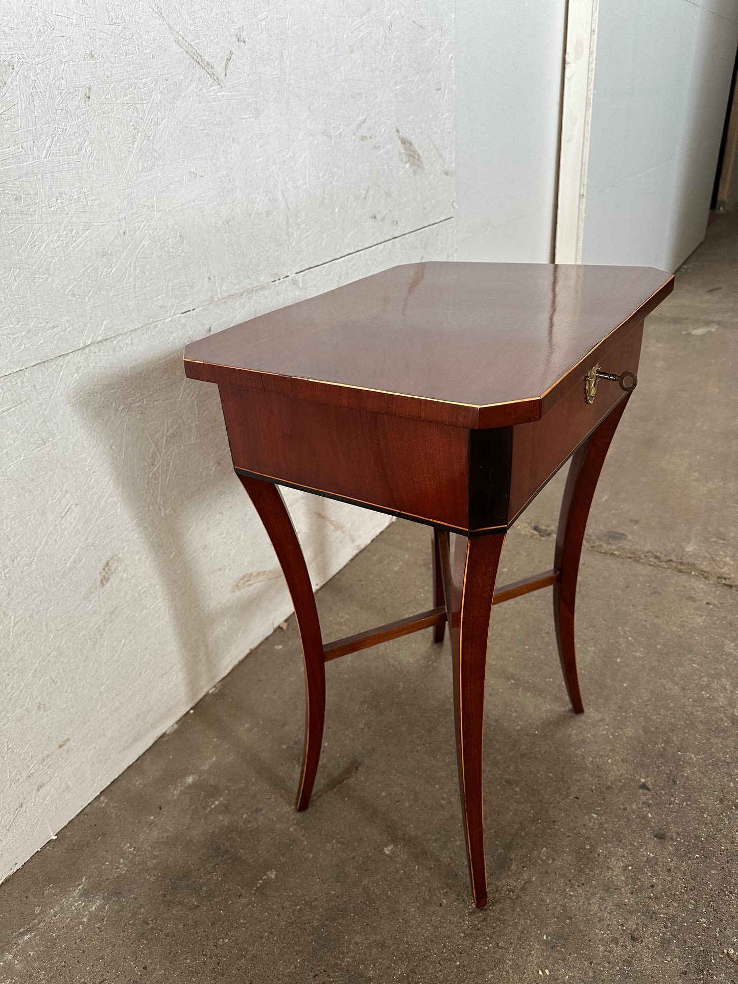 Biedermeier Beistelltisch in Mahagoni um 1830