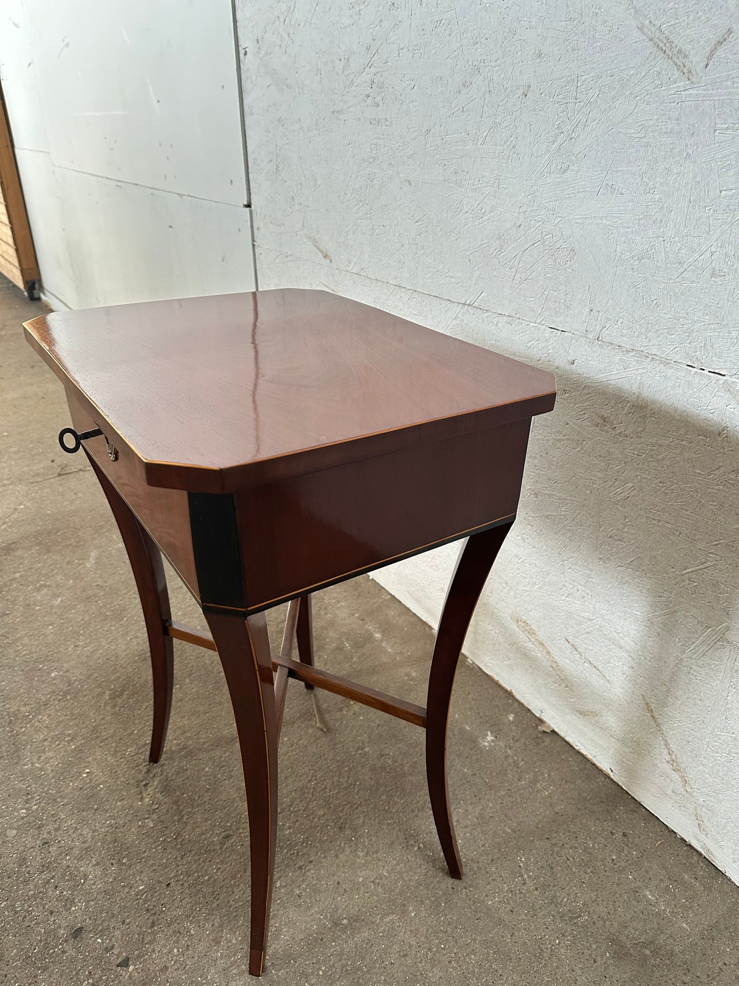 Biedermeier Beistelltisch in Mahagoni um 1830