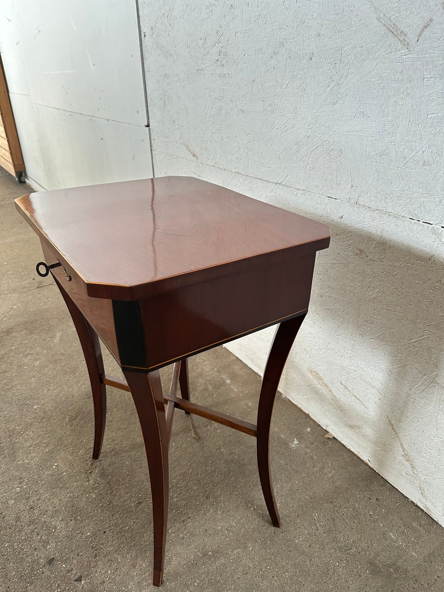 Biedermeier Beistelltisch in Mahagoni um 1830