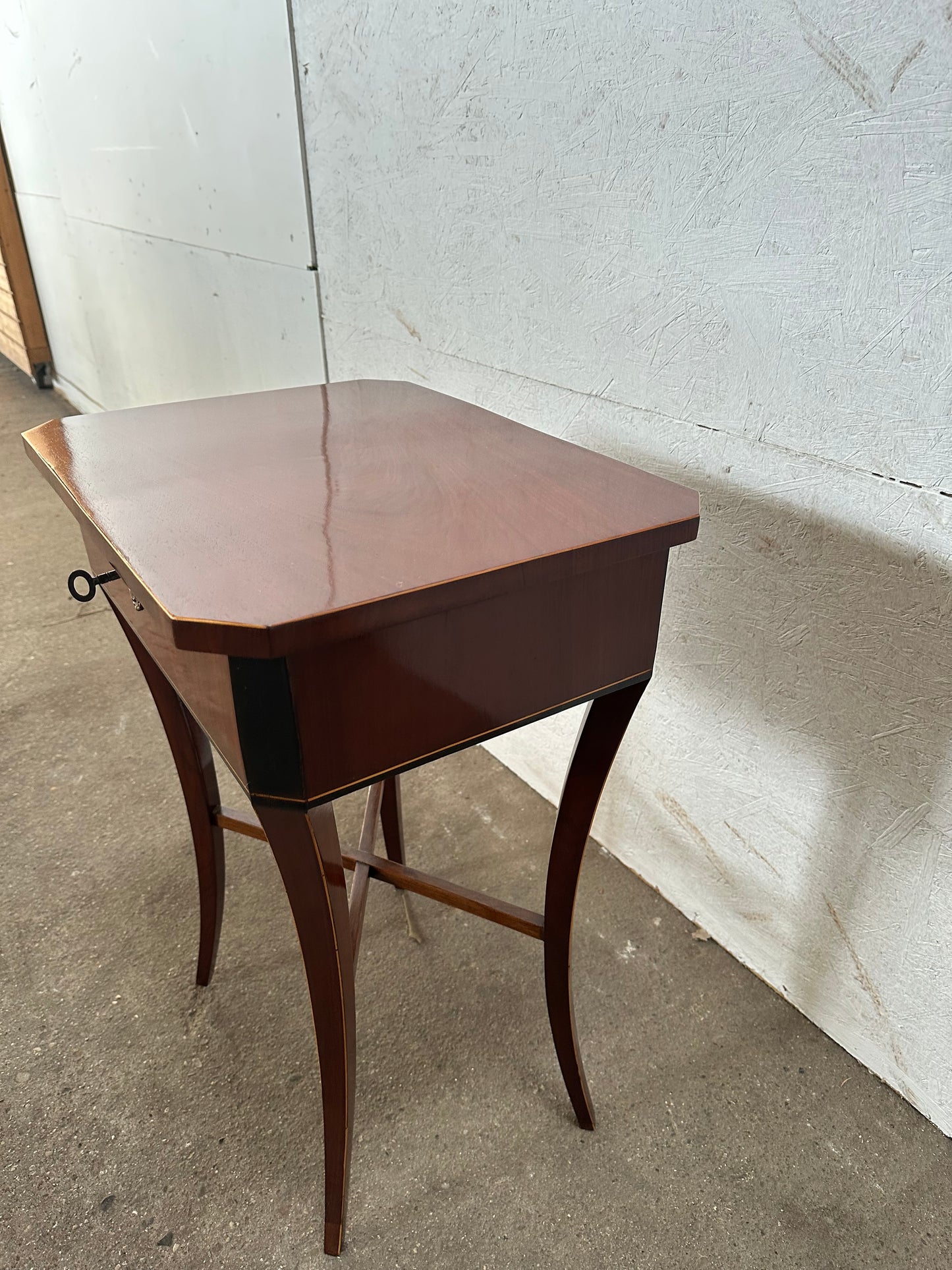 Biedermeier Beistelltisch in Mahagoni um 1830