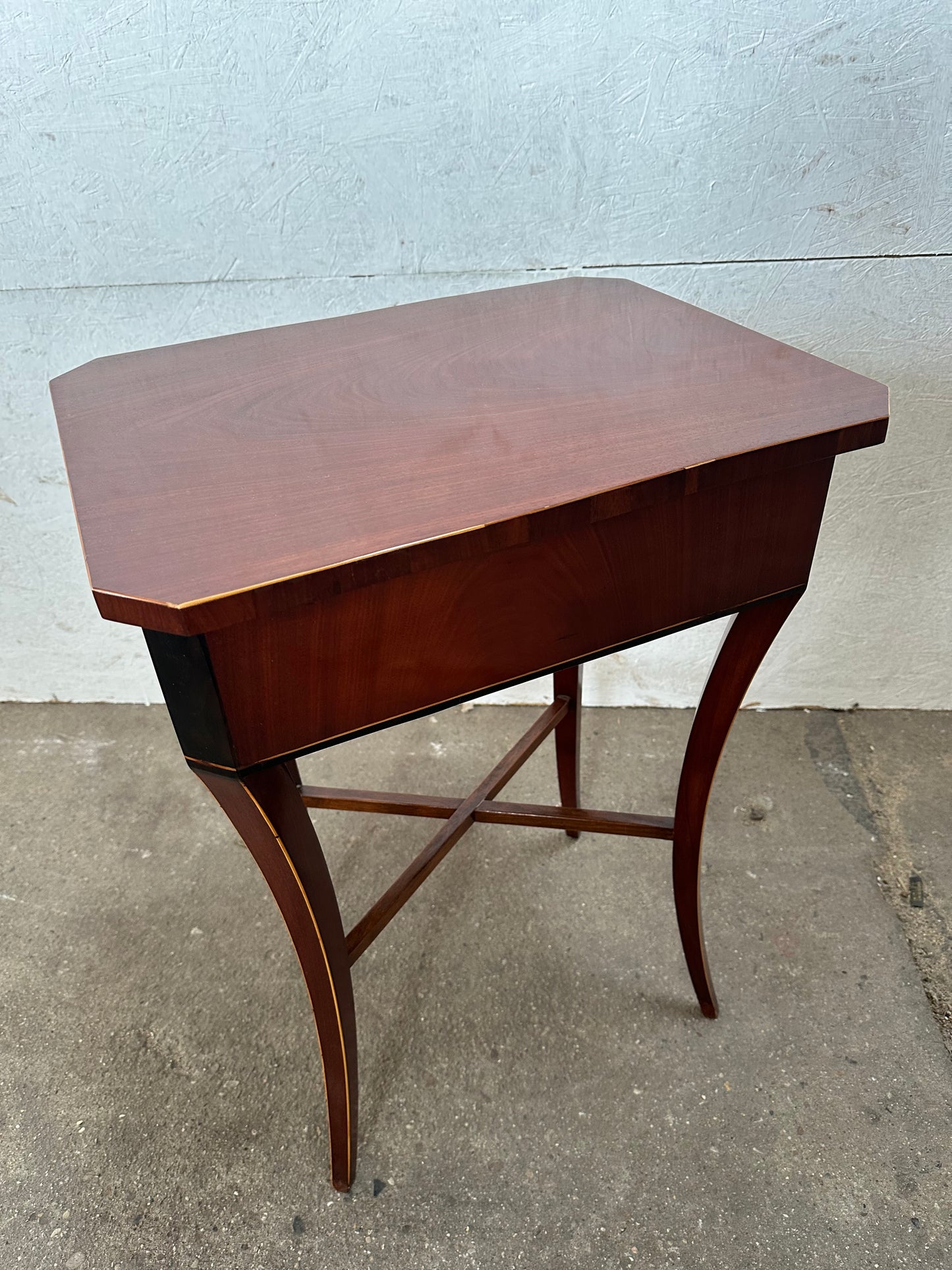 Biedermeier Beistelltisch in Mahagoni um 1830