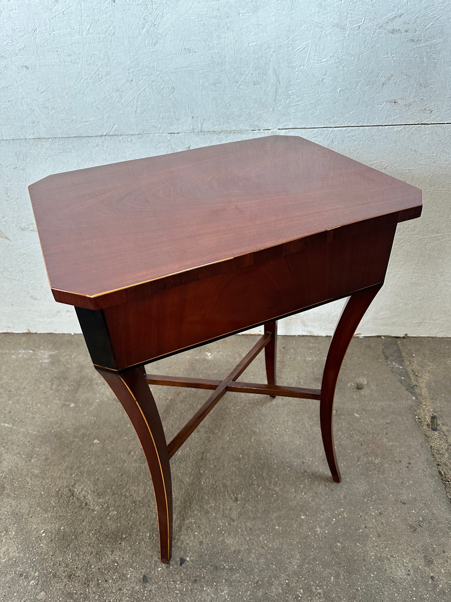 Biedermeier Beistelltisch in Mahagoni um 1830