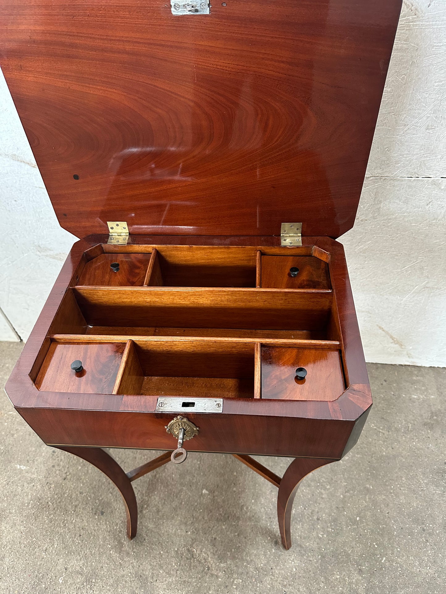 Biedermeier Beistelltisch in Mahagoni um 1830