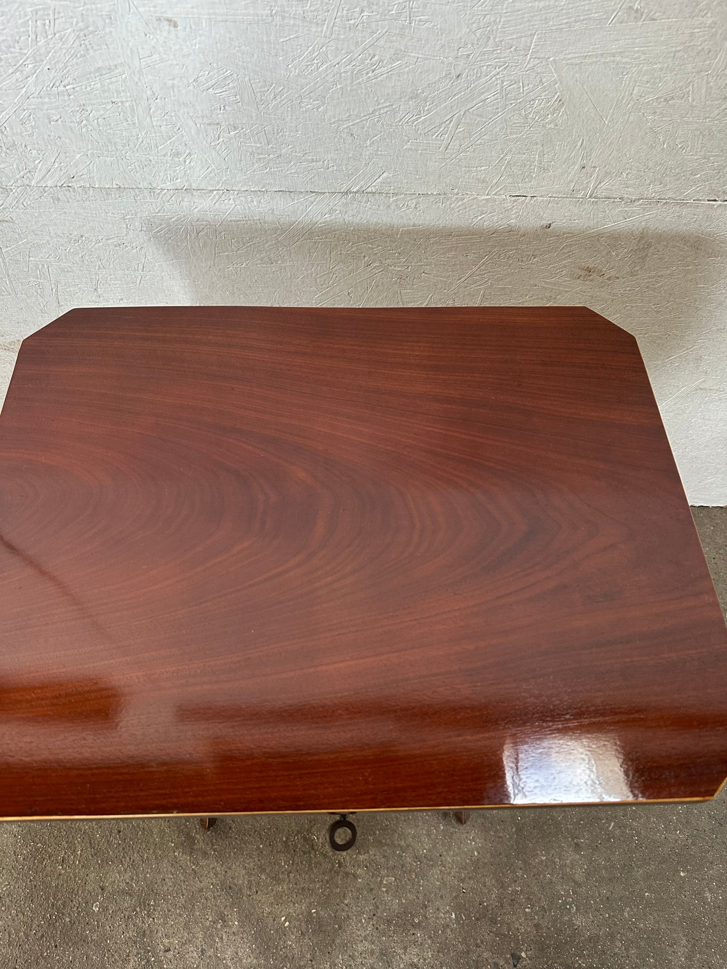 Biedermeier Beistelltisch in Mahagoni um 1830